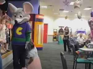chuck e cheese racism