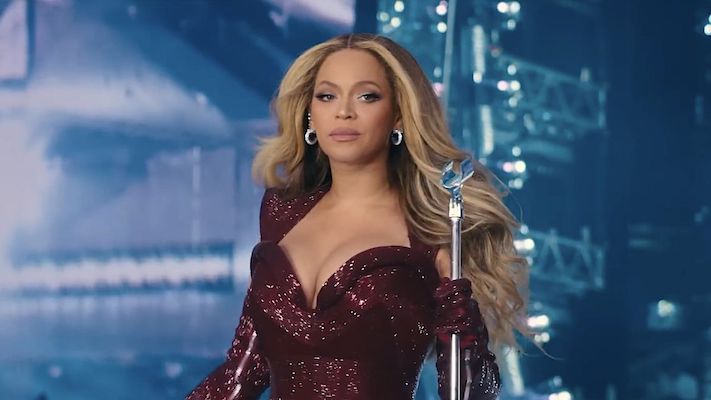 Beyoncé shows off natural hair on IG