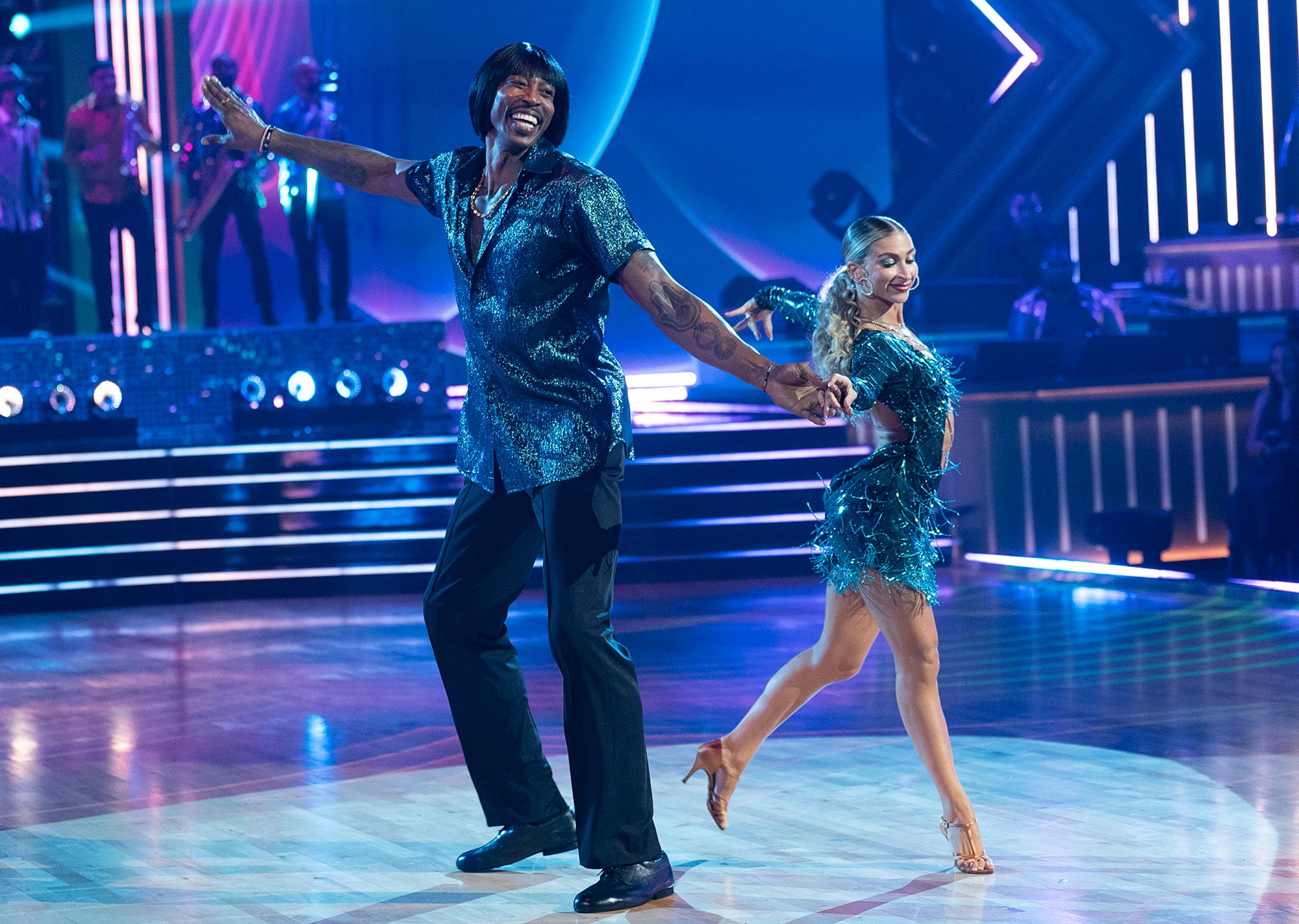 Us Weekly s 5 Hot Stories Dancing With the Stars Has Soul Garth Brooks Address Scandal 245 250