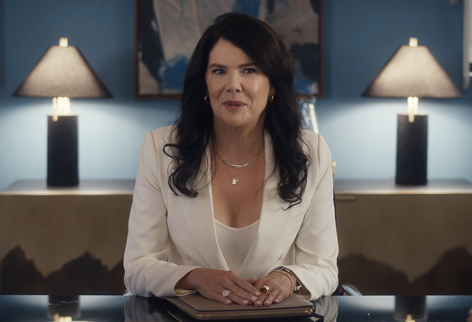 Lauren Graham s The Z Suite Character Jokes She Fixed Herself After Going to Therapy Once