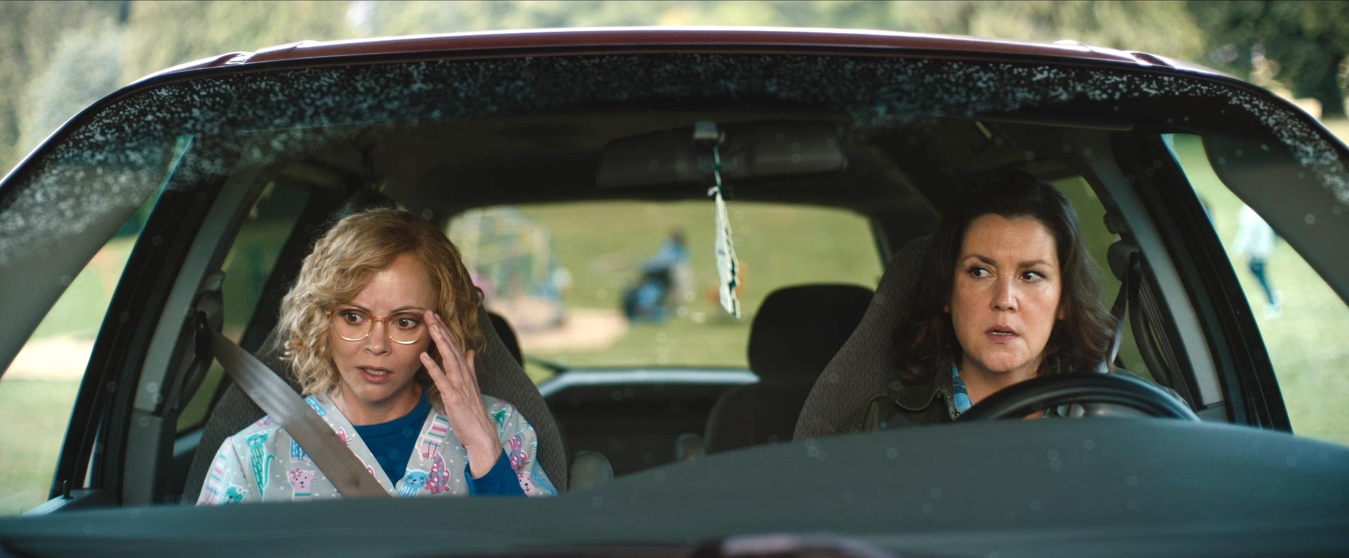 Yellowjackets Christina Ricci and Melanie Lynskey Interview Each Other Us Weeklys In Conversation