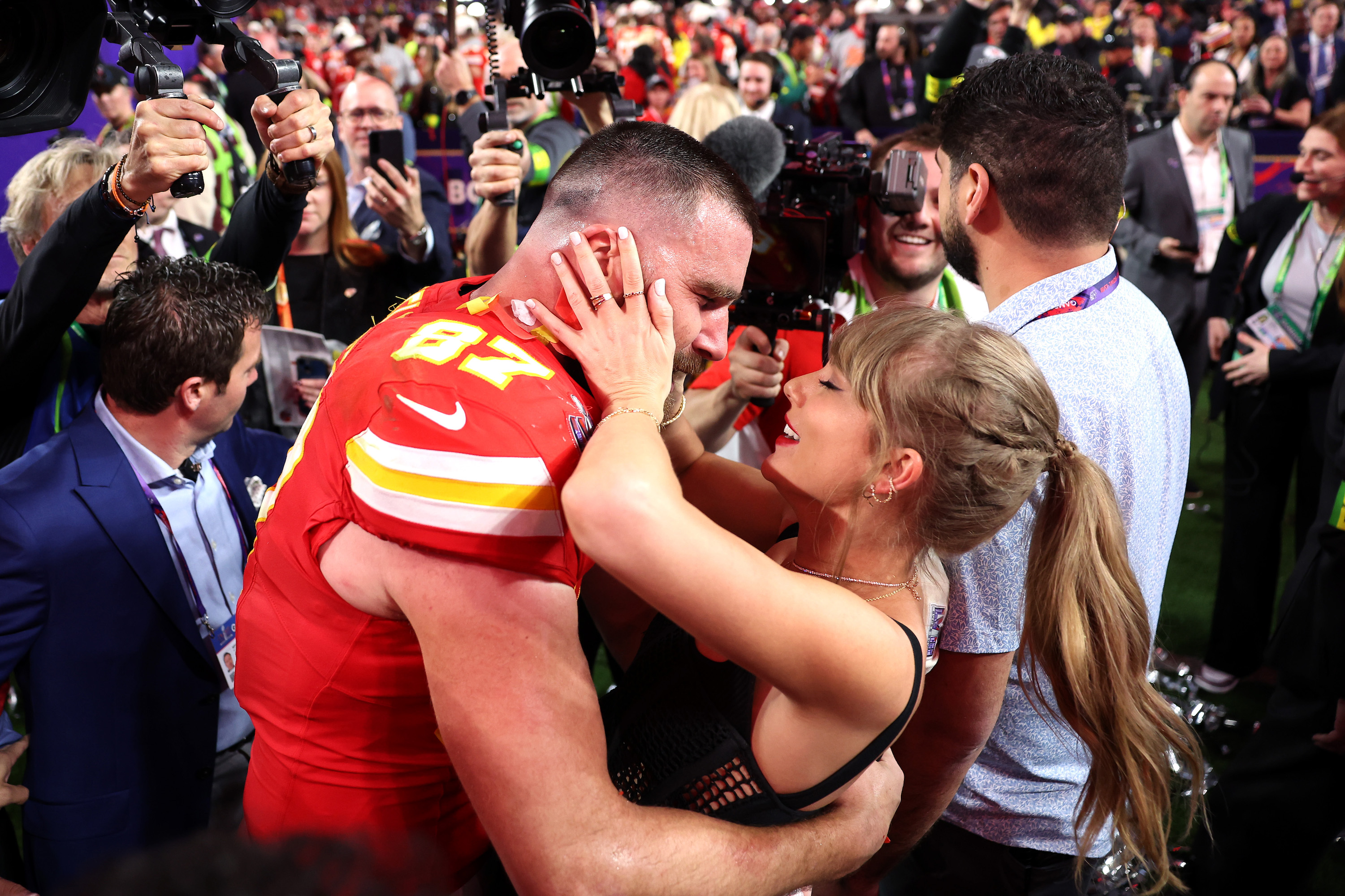 GettyImages-2004213037-Taylor-Swift-Praises-Fiance-Travis-Kelce-as-the-Life-of-the-Party.jpg