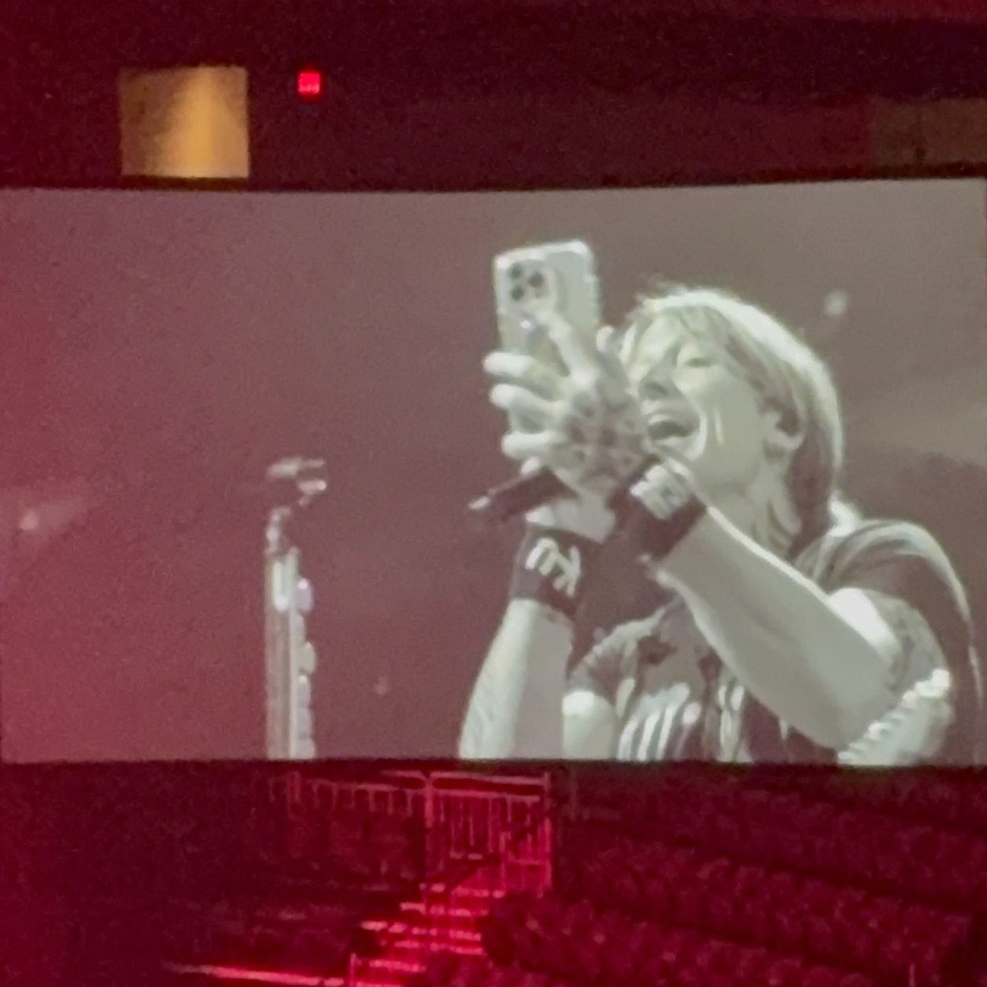 SIMG-1022107-KeithUrbanJumboTron.jpeg