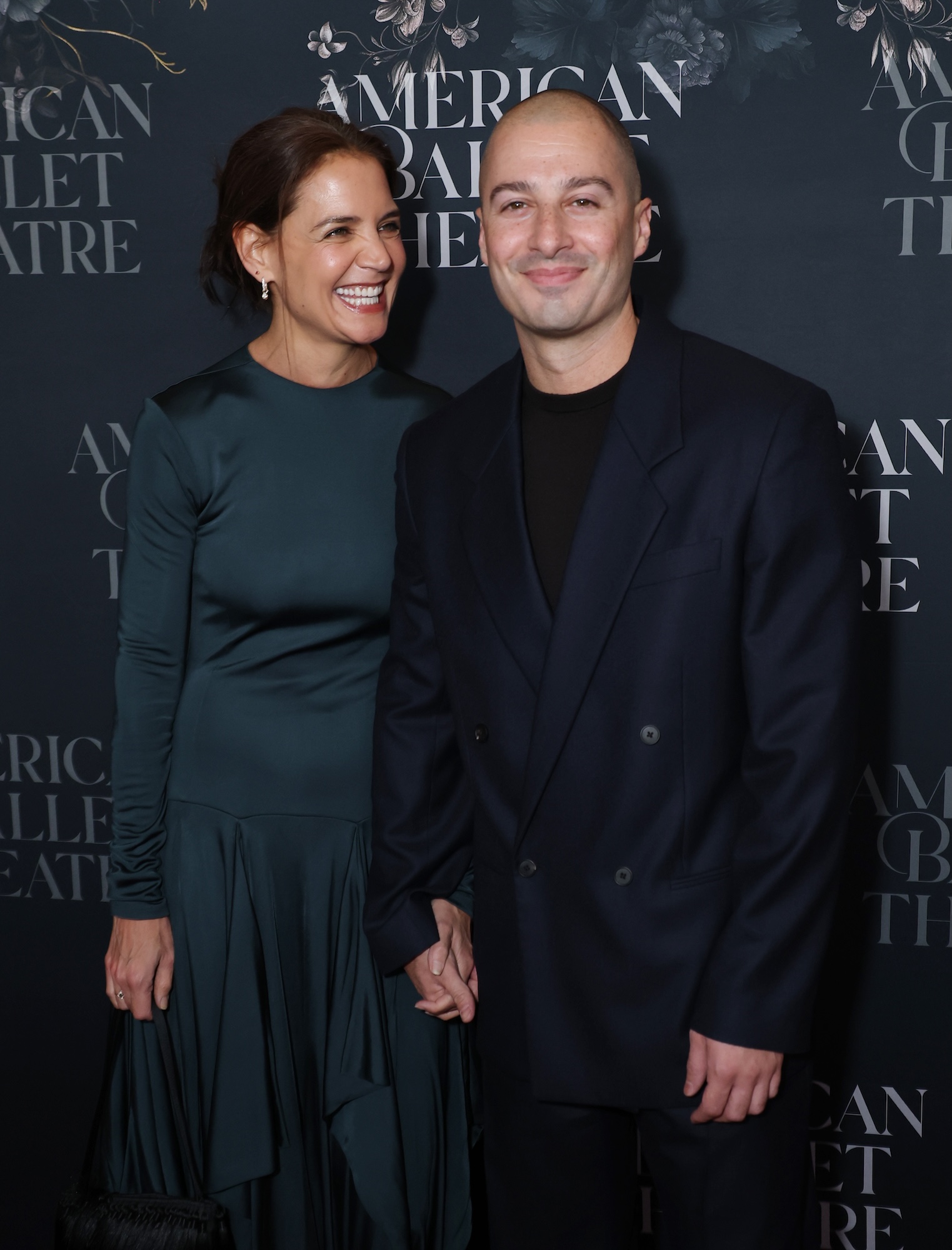 GettyImages-2302611021Katie-Holmes-and-Jason-Bard-Yarmosky-Hold-Hands-on-Date-Night.jpg